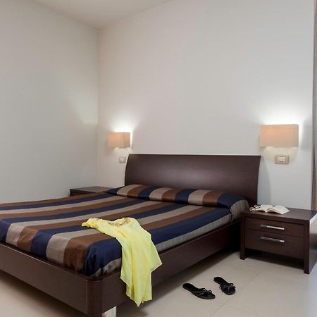 Residence Delfina Rimini Bagian luar foto