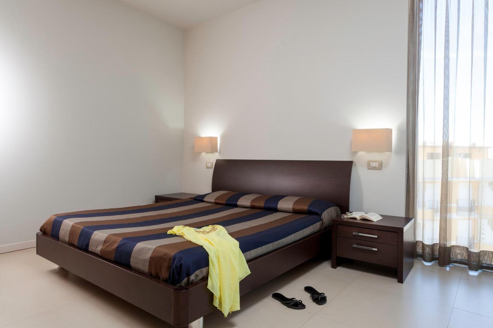 Residence Delfina Rimini Bagian luar foto