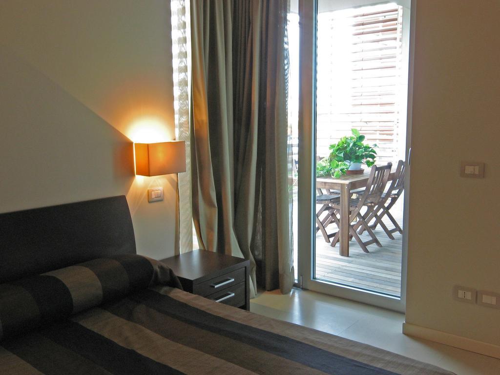 Residence Delfina Rimini Bagian luar foto