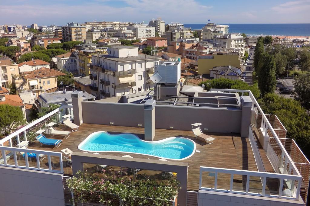 Residence Delfina Rimini Bagian luar foto