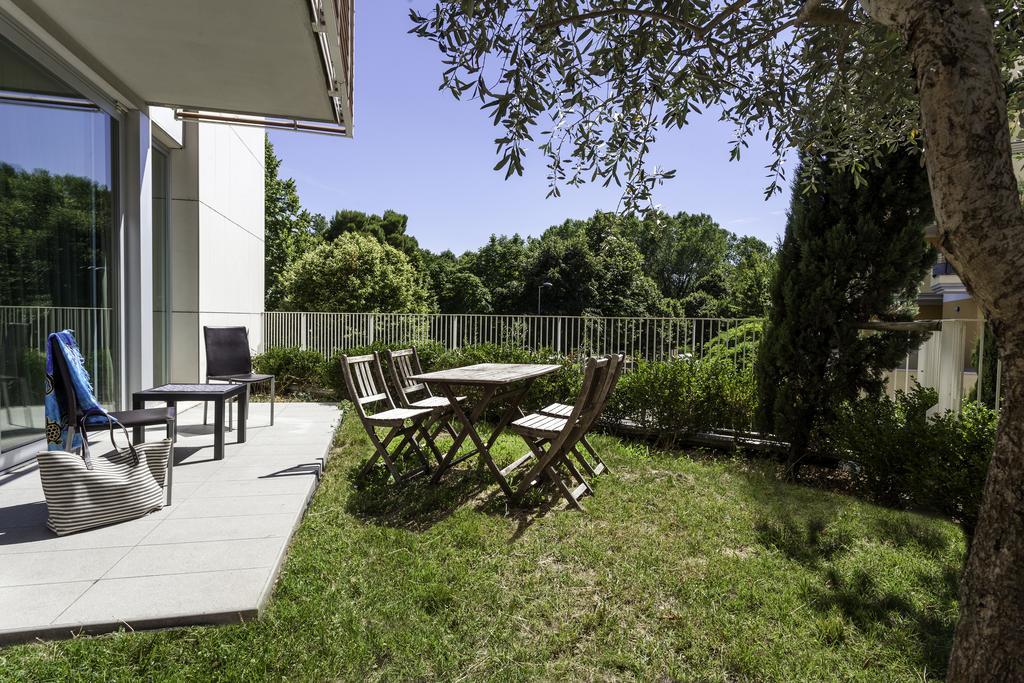 Residence Delfina Rimini Bagian luar foto