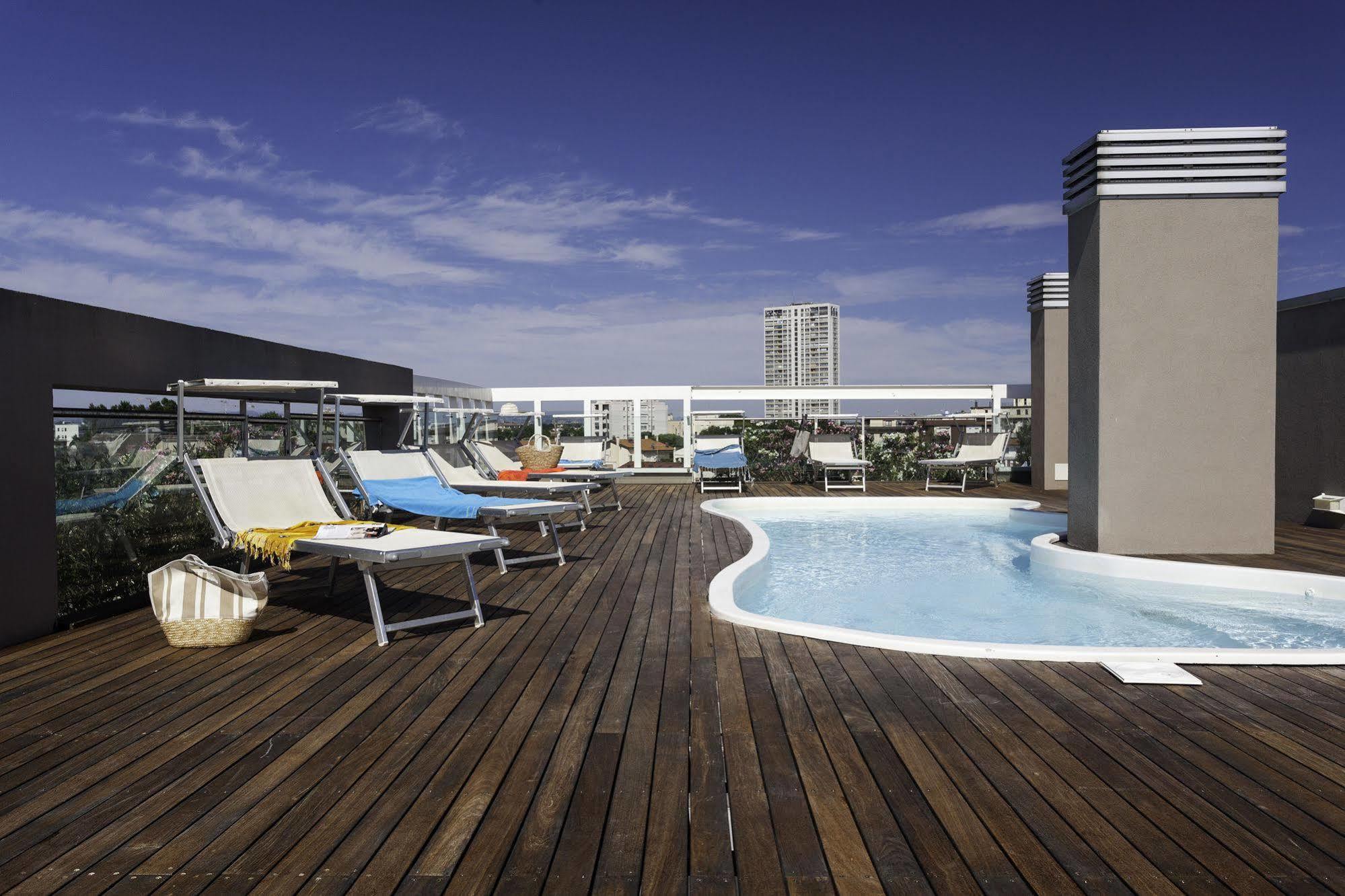 Residence Delfina Rimini Bagian luar foto