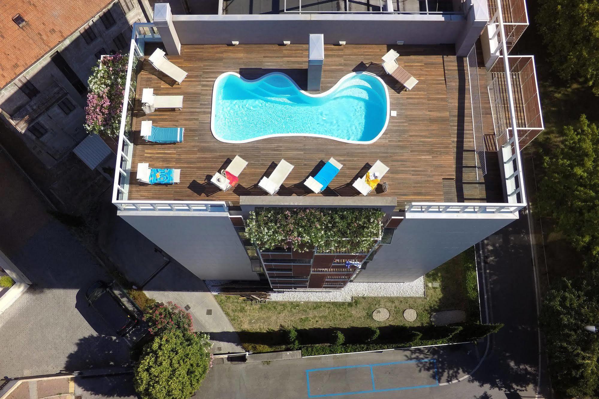 Residence Delfina Rimini Bagian luar foto