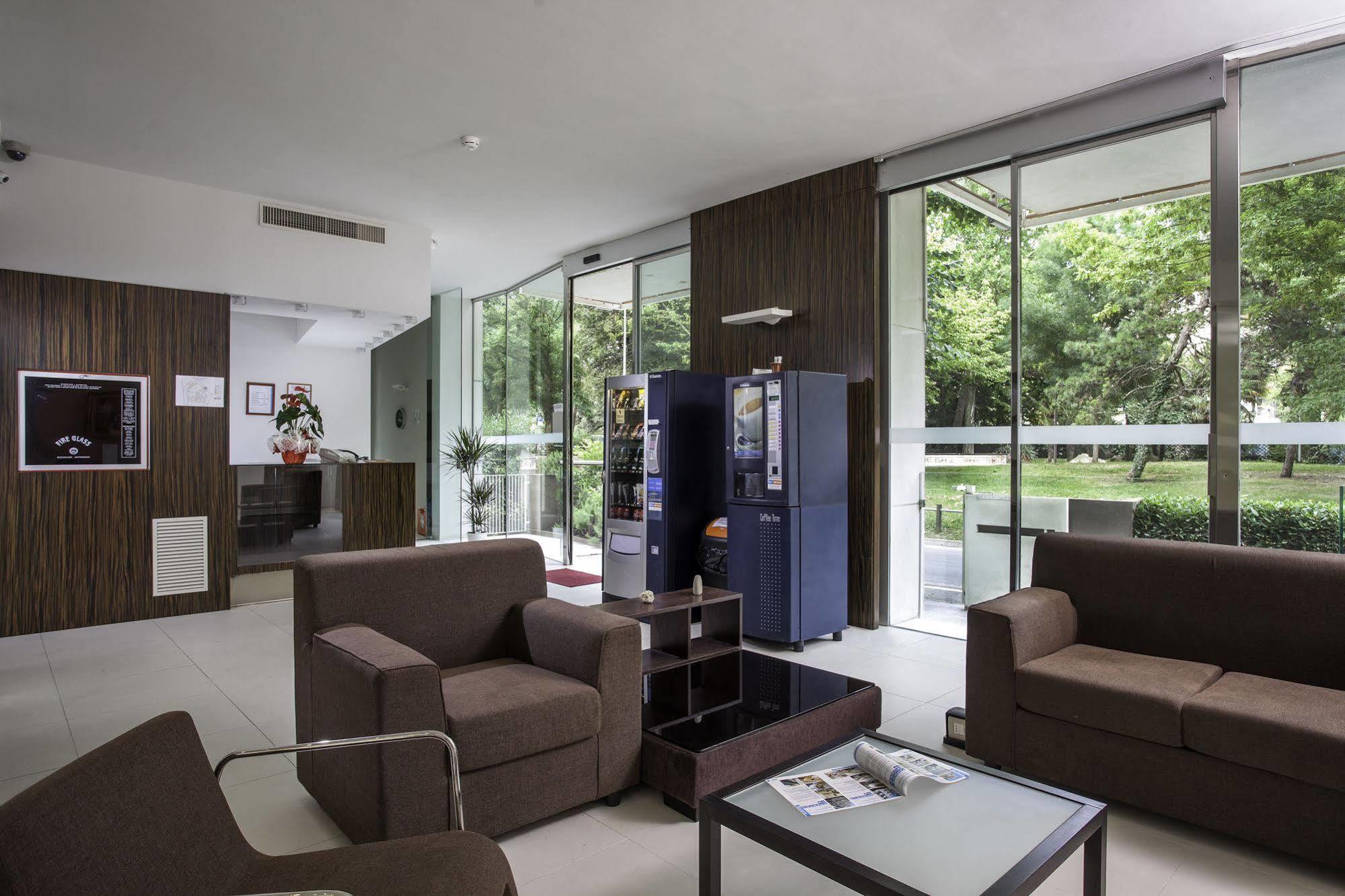 Residence Delfina Rimini Bagian luar foto