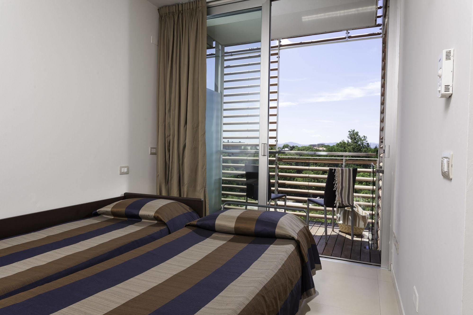 Residence Delfina Rimini Bagian luar foto