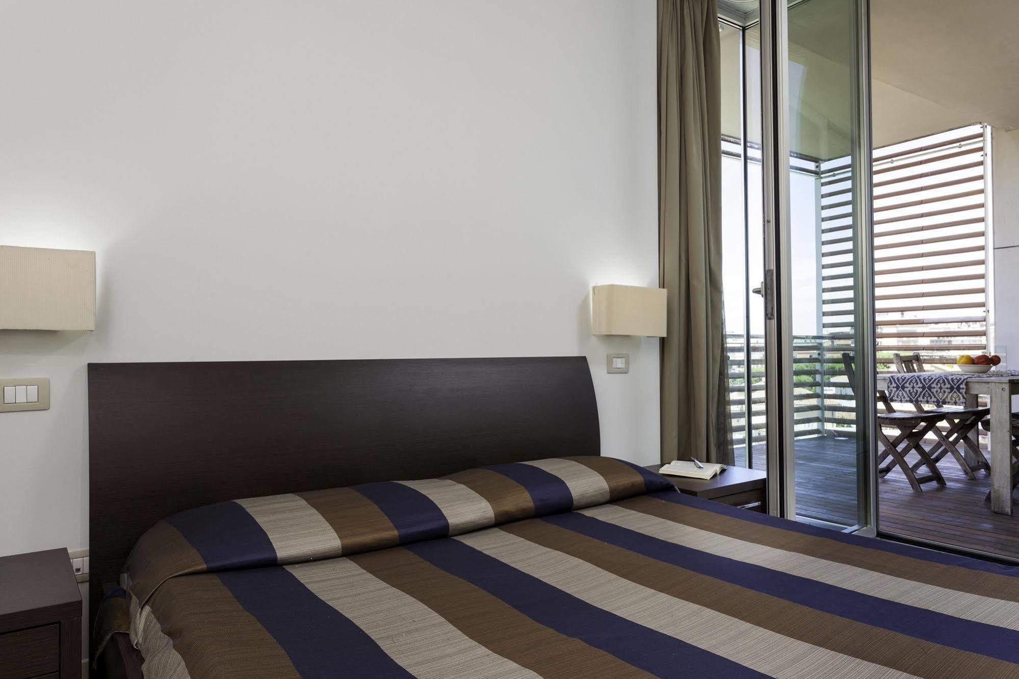 Residence Delfina Rimini Bagian luar foto