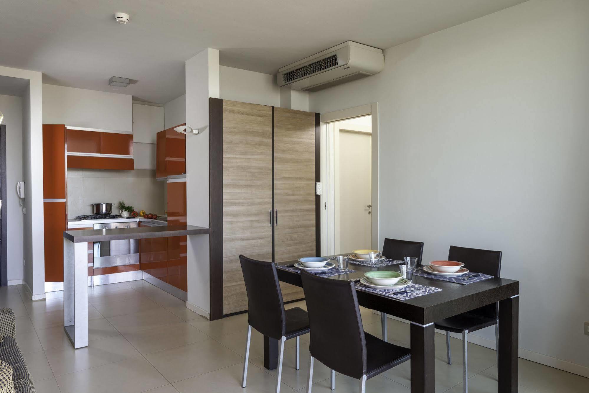 Residence Delfina Rimini Bagian luar foto