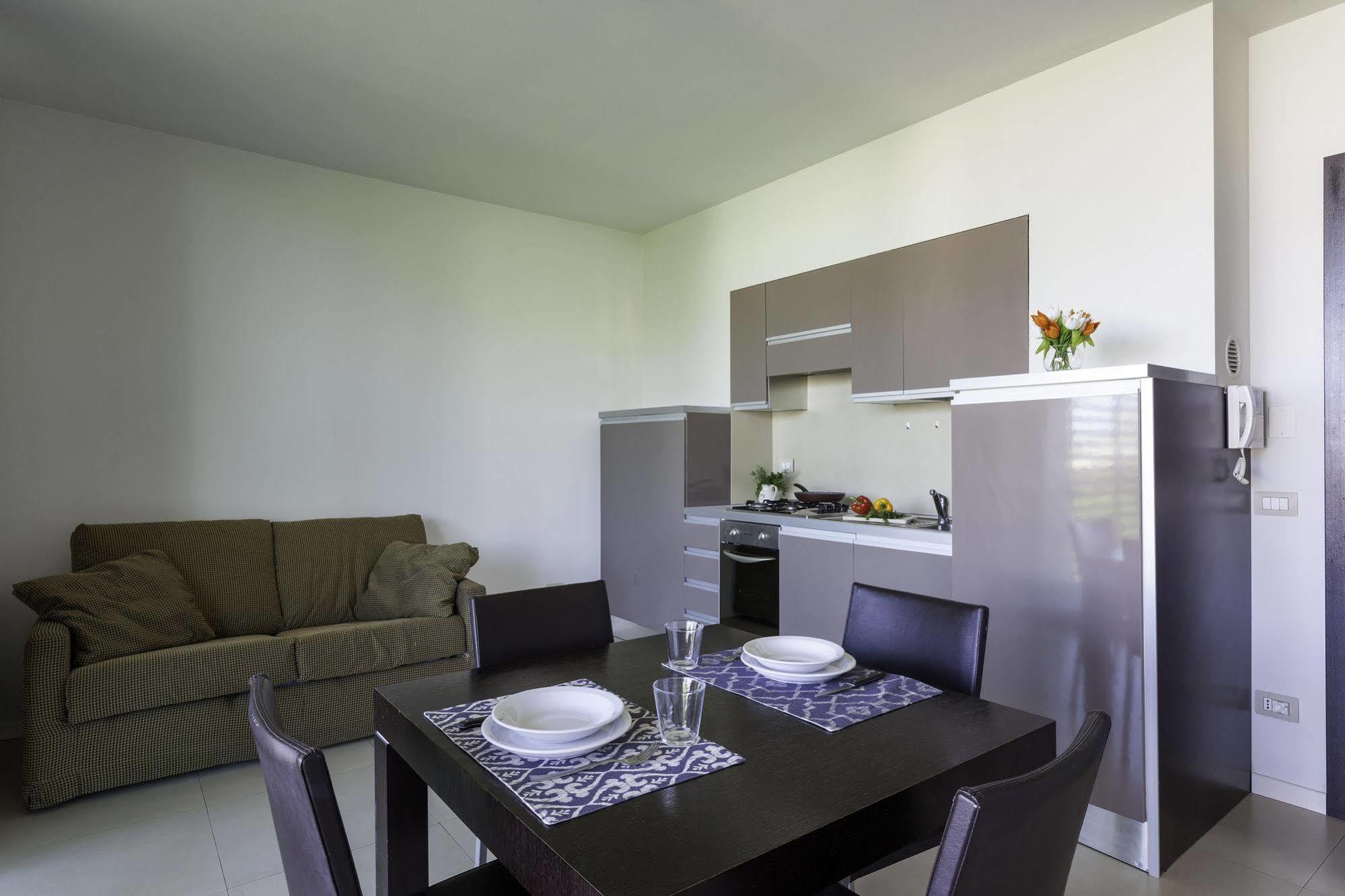 Residence Delfina Rimini Bagian luar foto