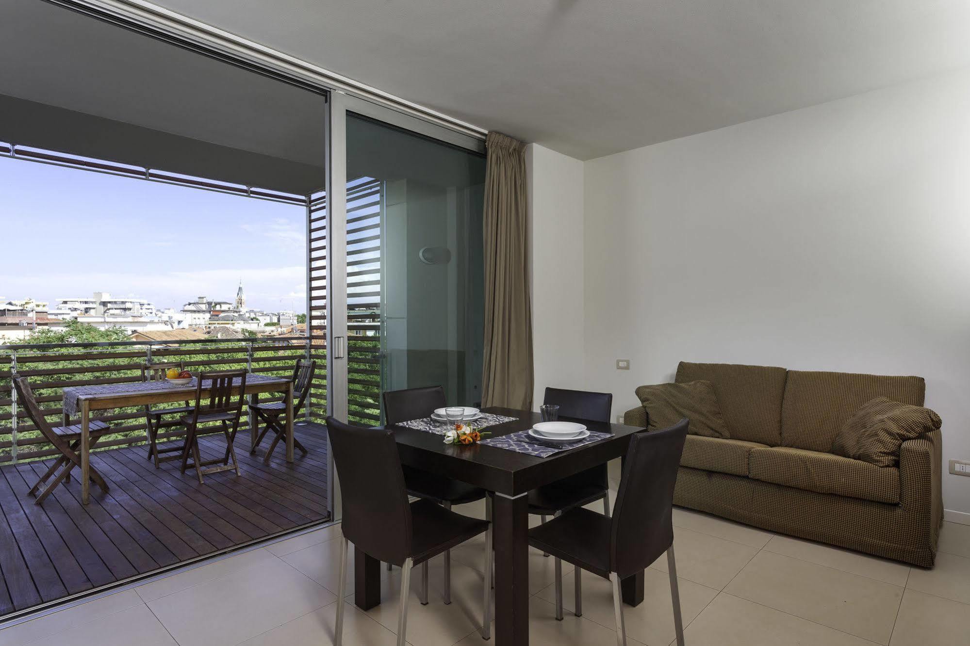 Residence Delfina Rimini Bagian luar foto