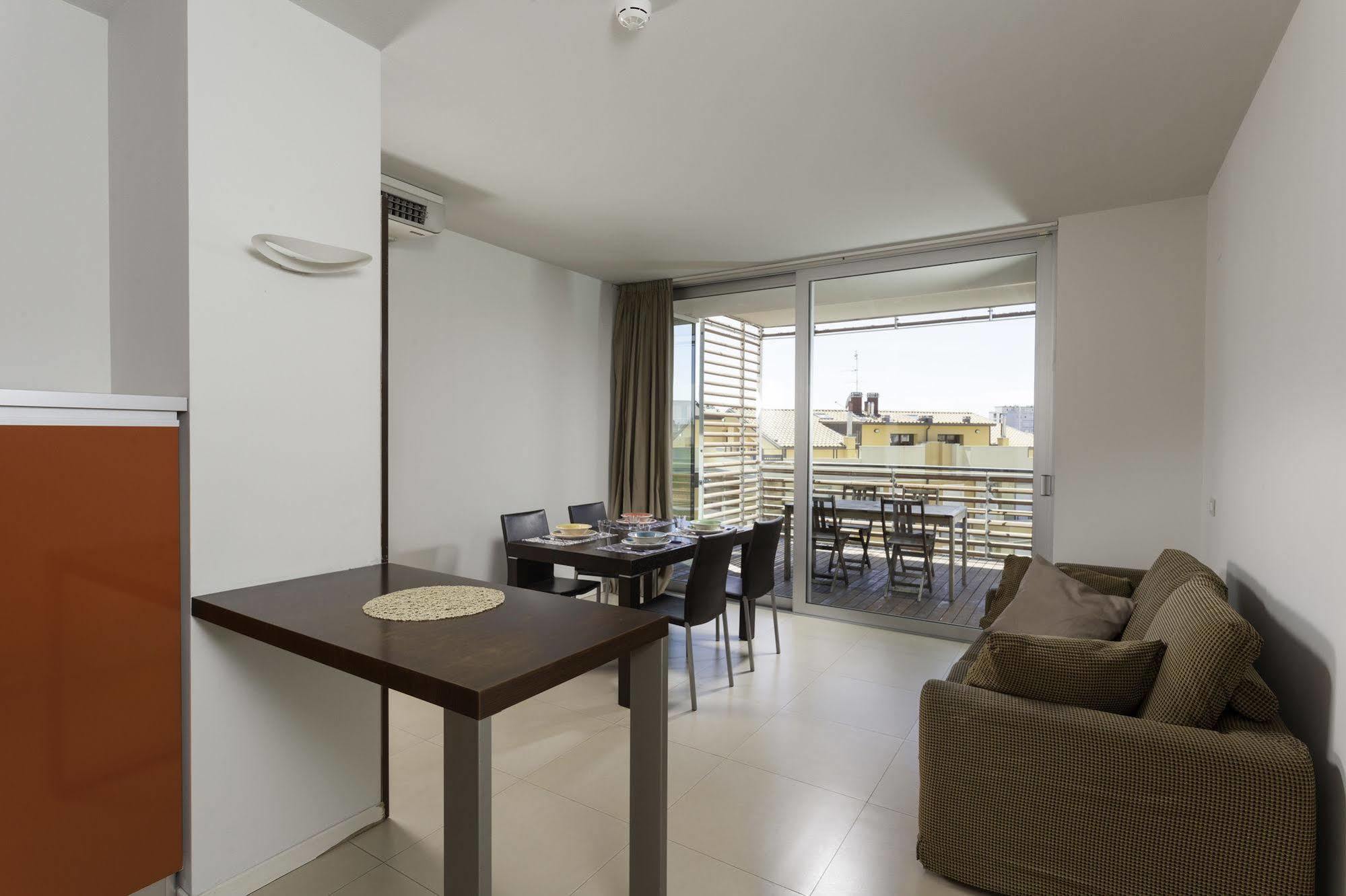Residence Delfina Rimini Bagian luar foto