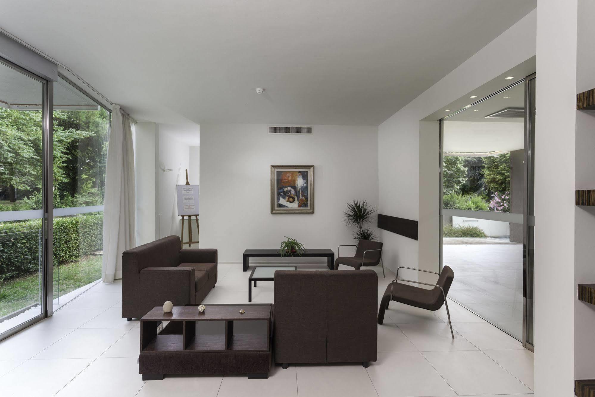 Residence Delfina Rimini Bagian luar foto